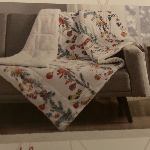 Christmas Sherpa filled throw. Reversable ! So festive and cozy 50-60” NWT - Picture 4 of 4